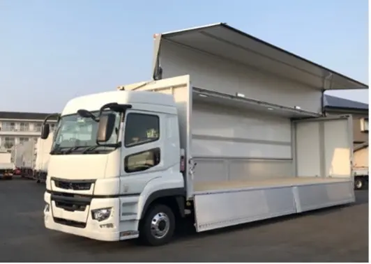 ウィング形状の10トントラック