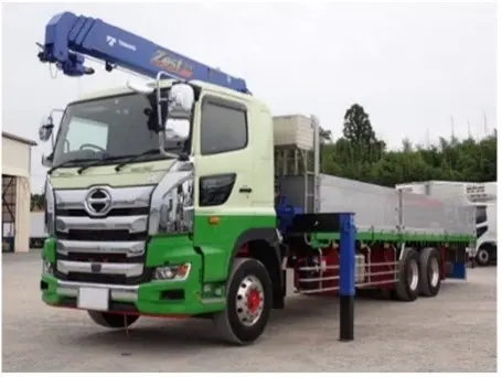 クレーン付きの10トントラック