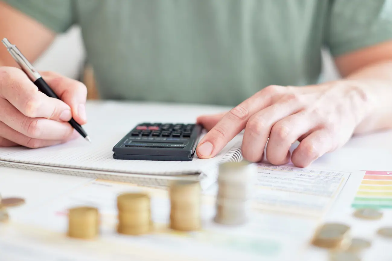 電卓を使って計算するイメージ